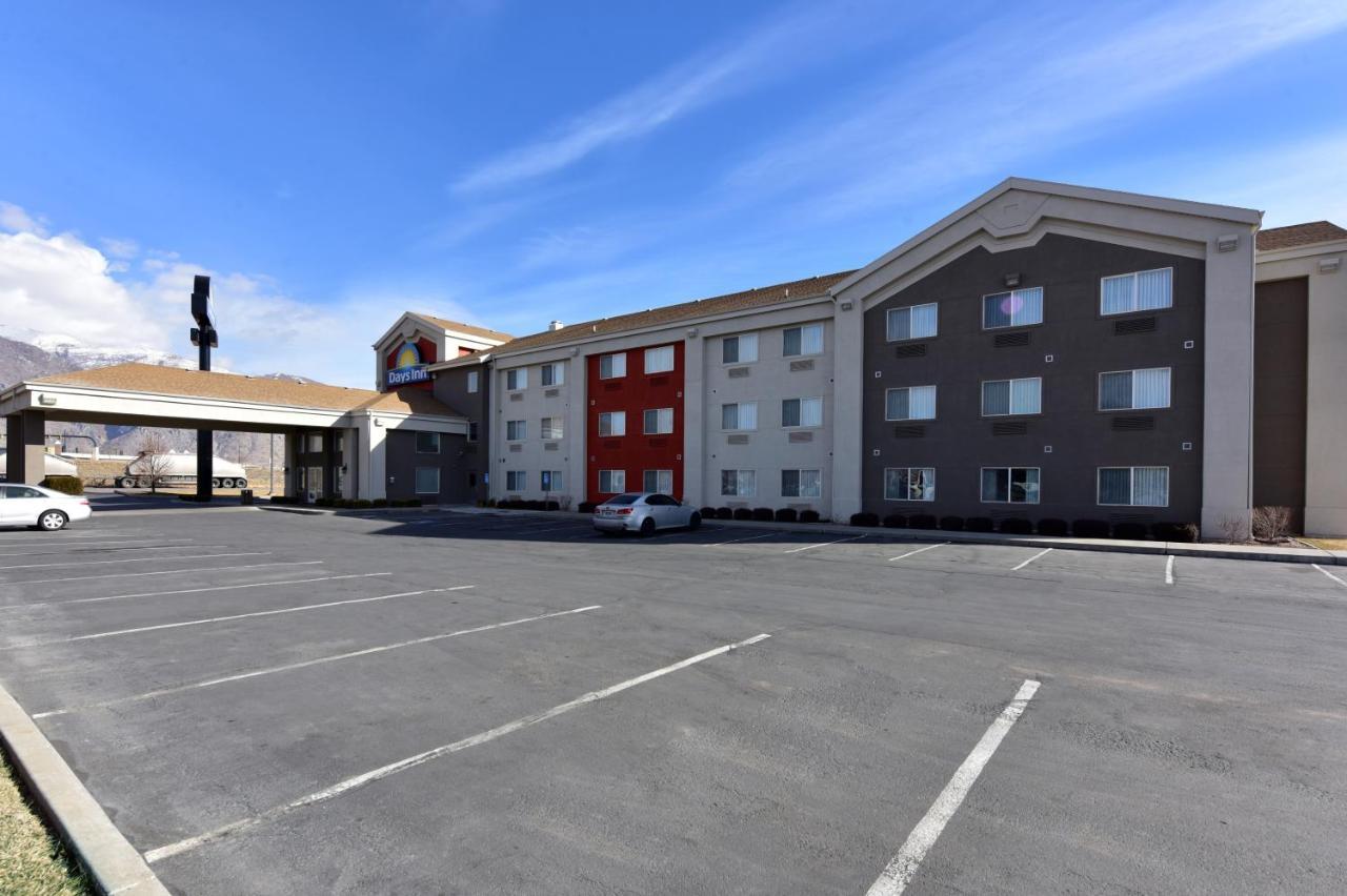Days Inn By Wyndham Springville Exteriör bild