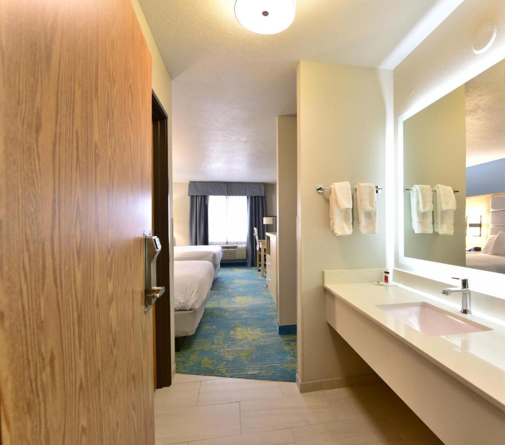 Days Inn By Wyndham Springville Exteriör bild