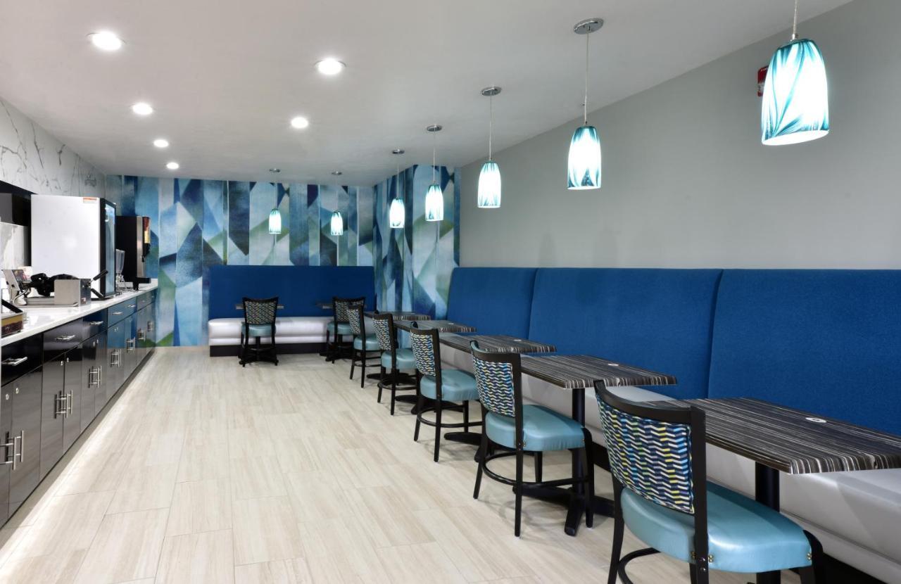 Days Inn By Wyndham Springville Exteriör bild