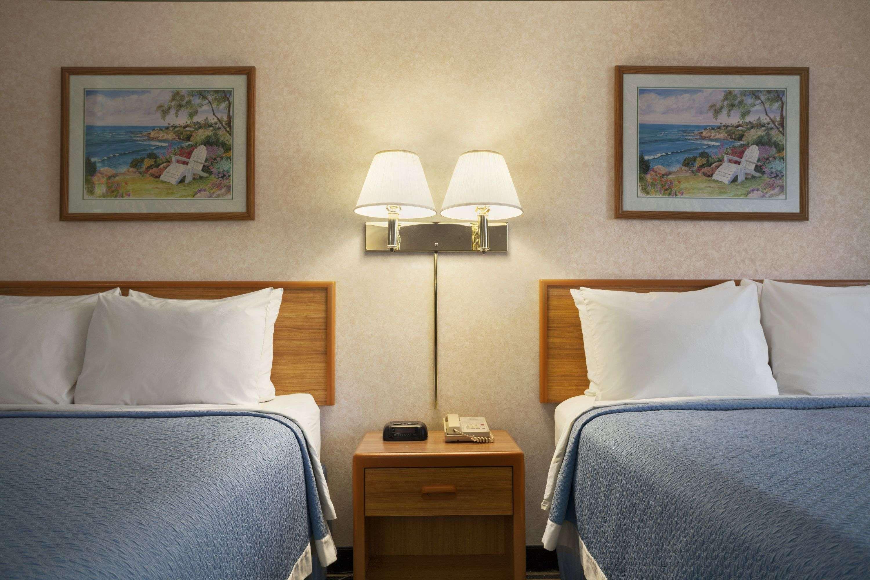 Days Inn By Wyndham Springville Exteriör bild