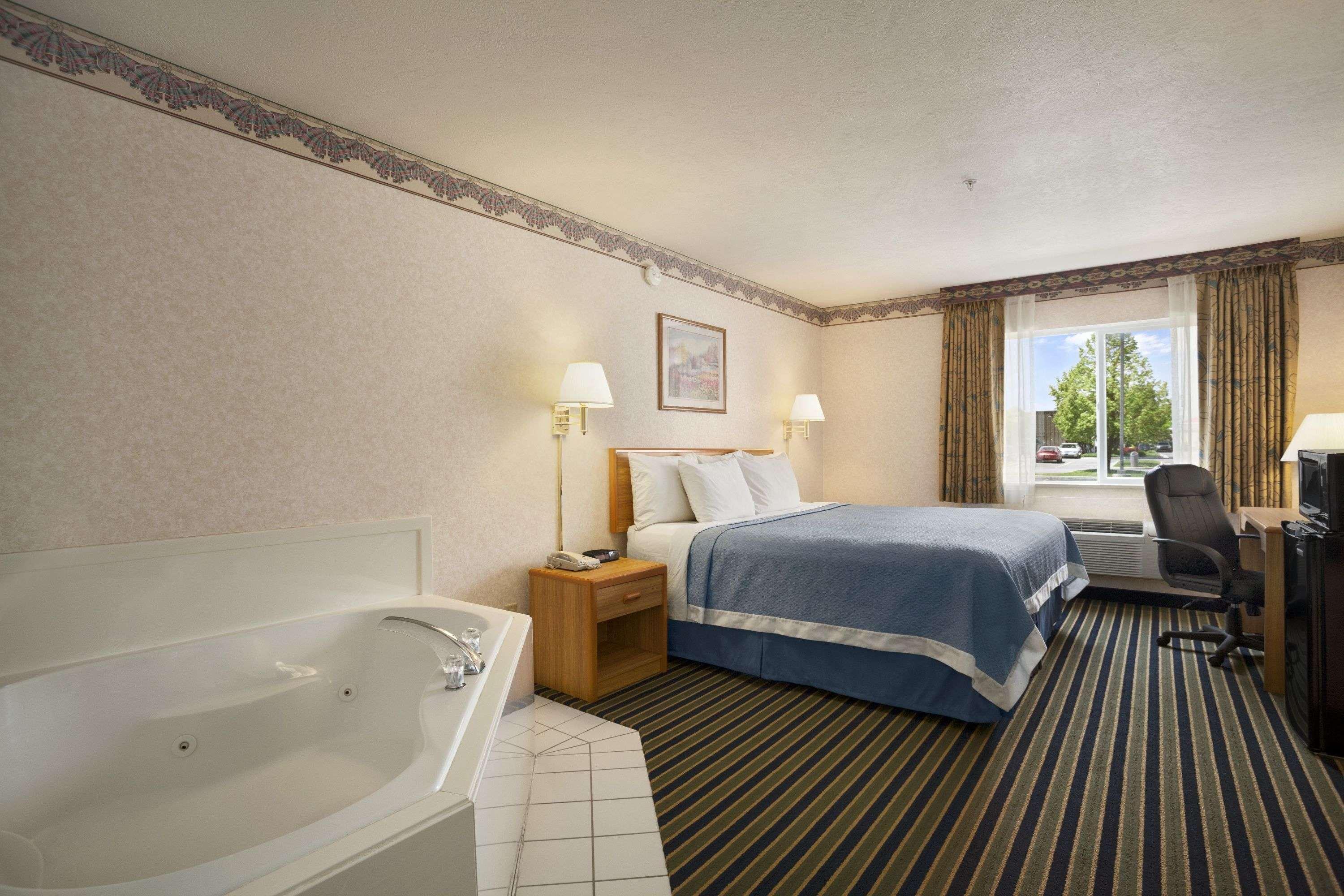 Days Inn By Wyndham Springville Exteriör bild