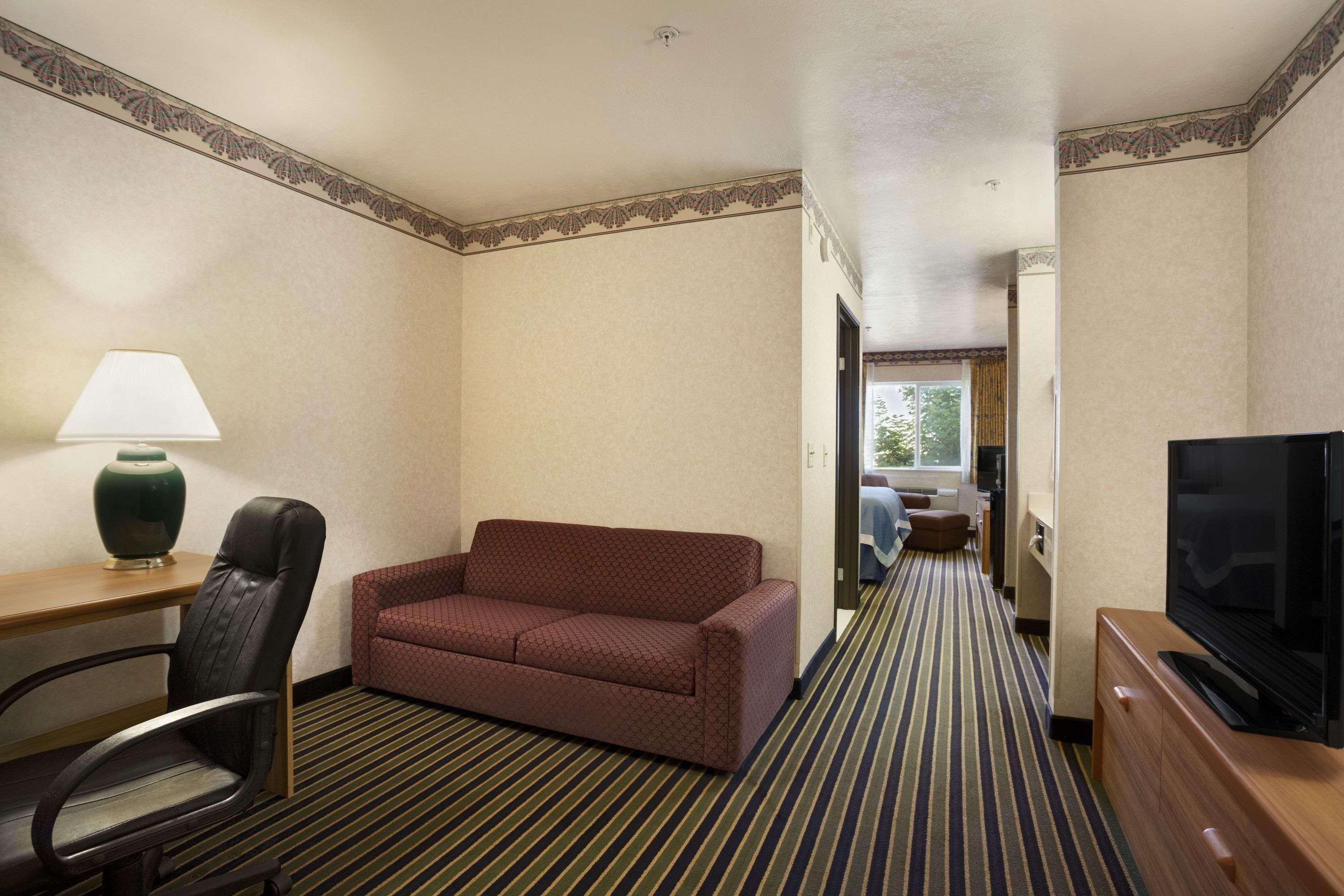 Days Inn By Wyndham Springville Exteriör bild