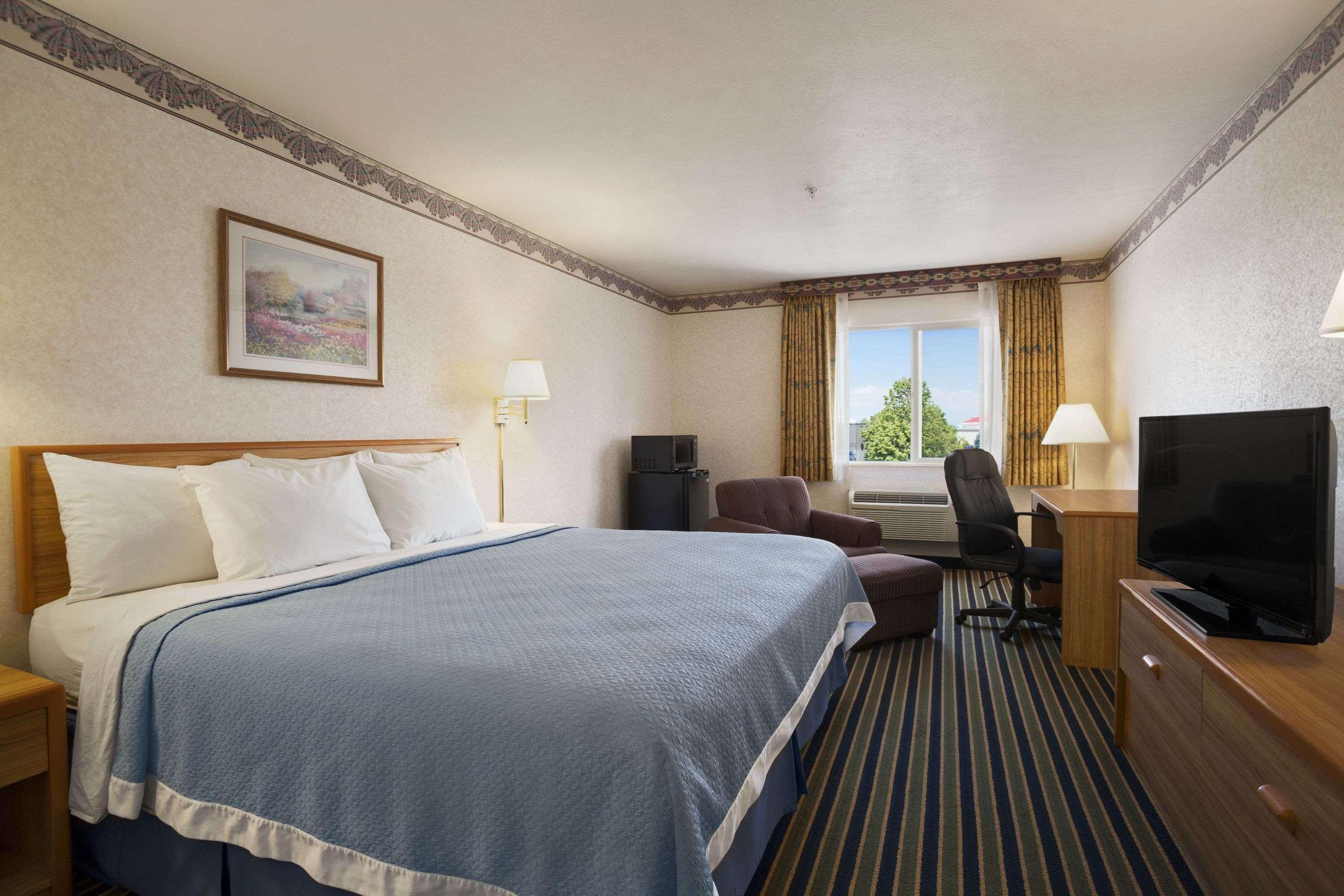 Days Inn By Wyndham Springville Exteriör bild