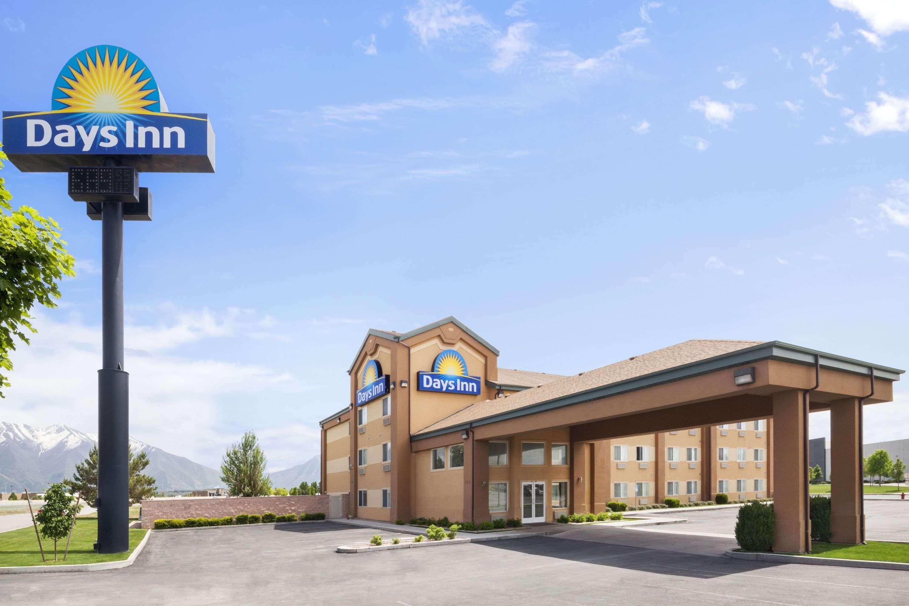 Days Inn By Wyndham Springville Exteriör bild