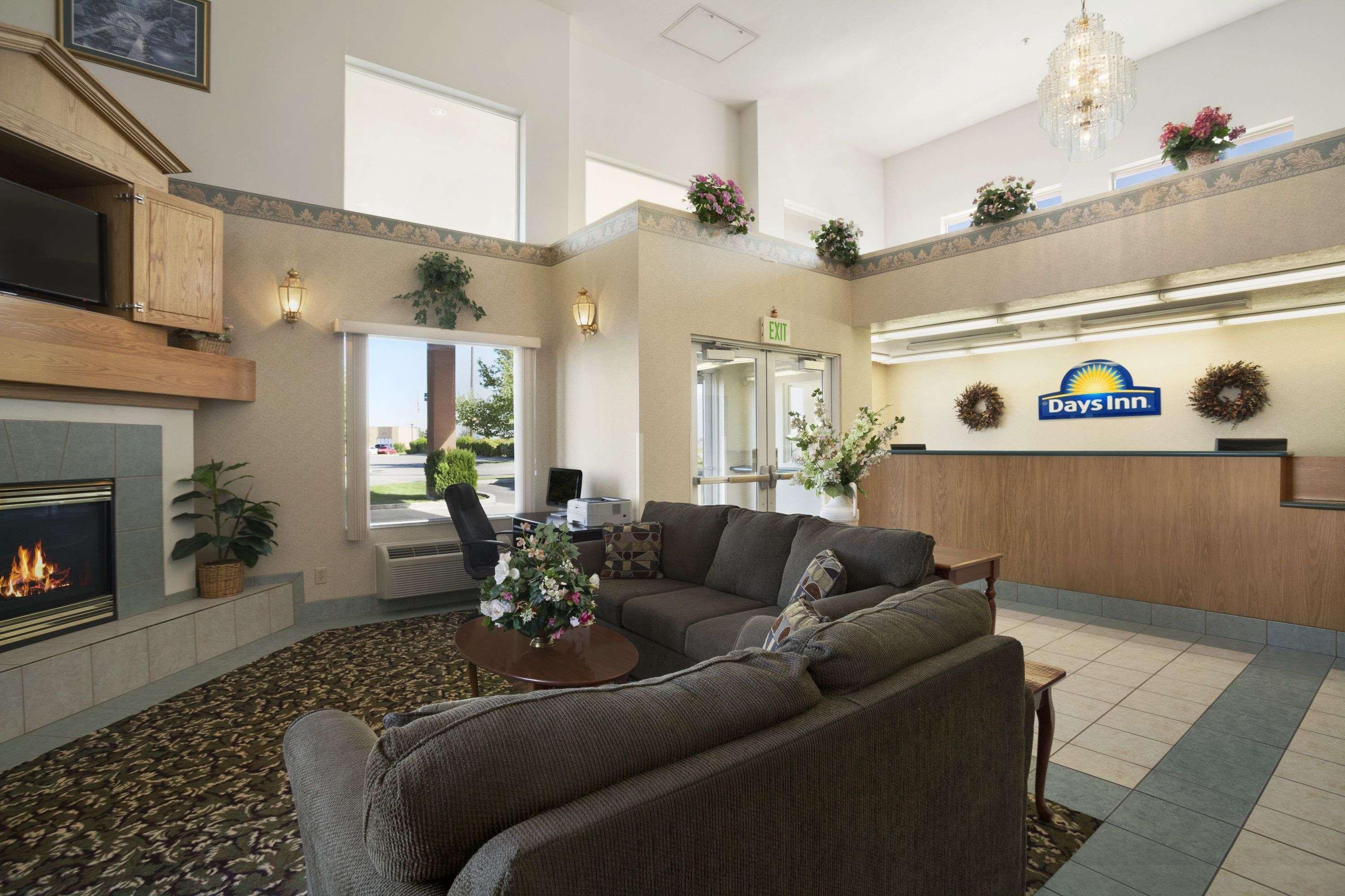 Days Inn By Wyndham Springville Exteriör bild