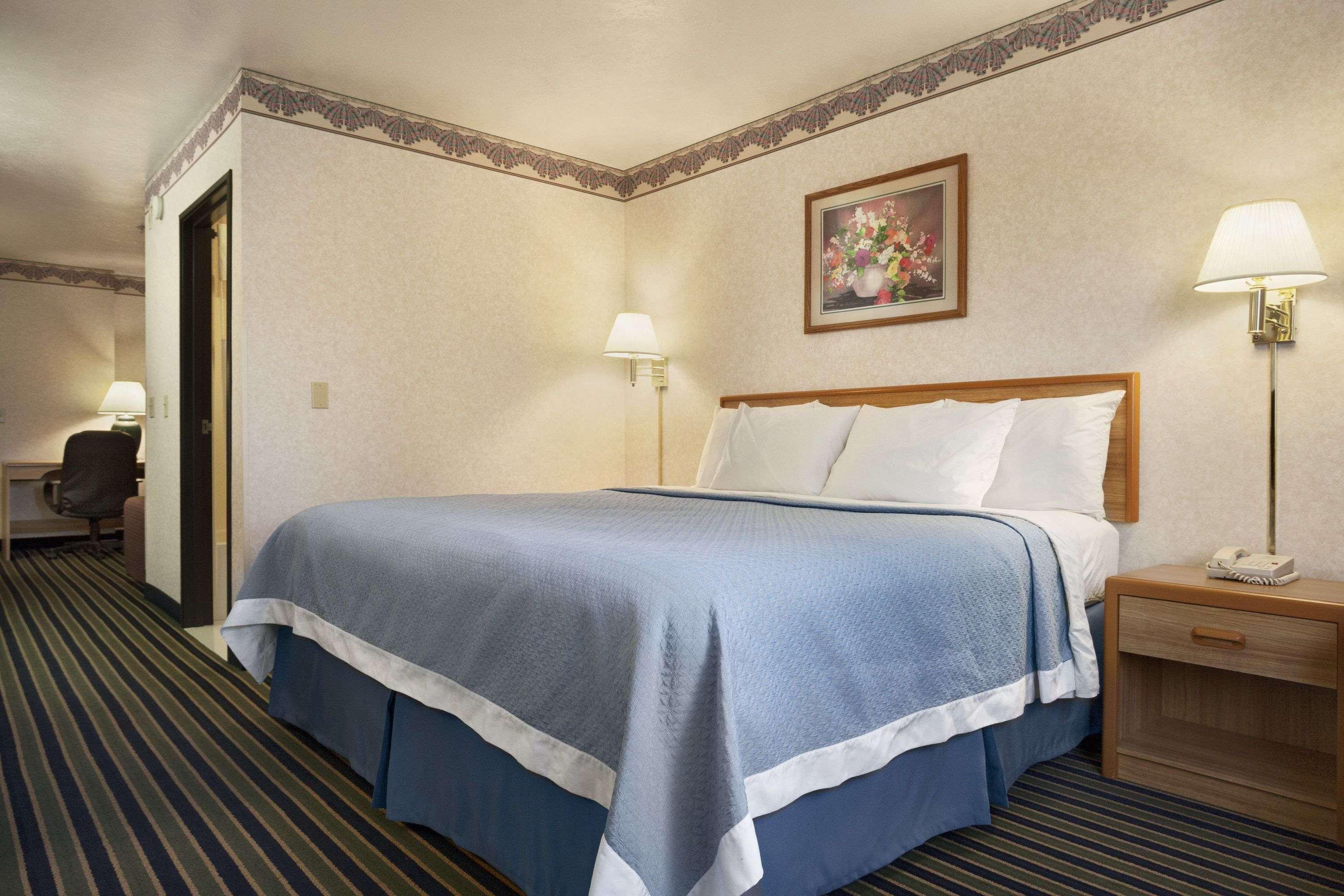 Days Inn By Wyndham Springville Exteriör bild