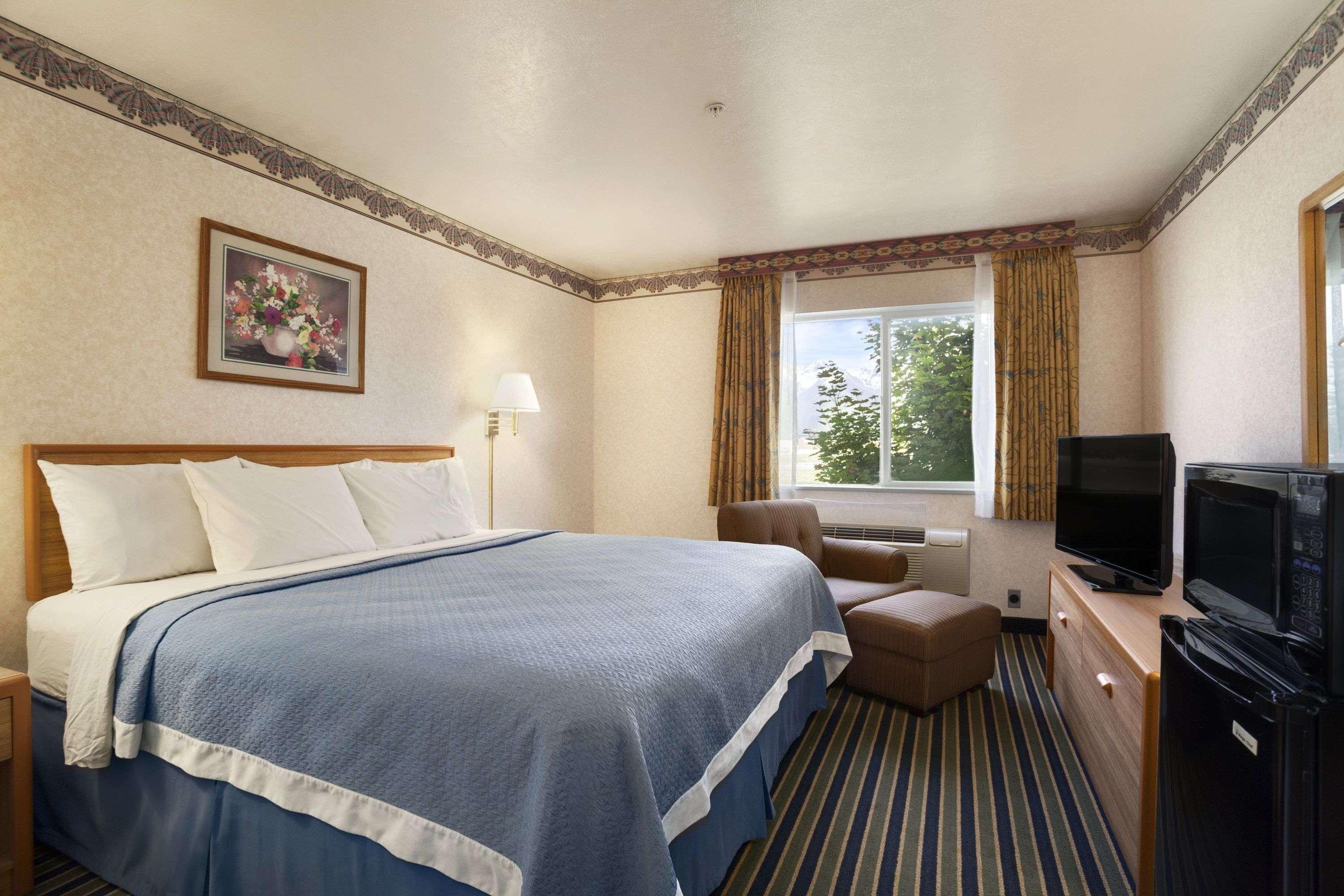 Days Inn By Wyndham Springville Exteriör bild