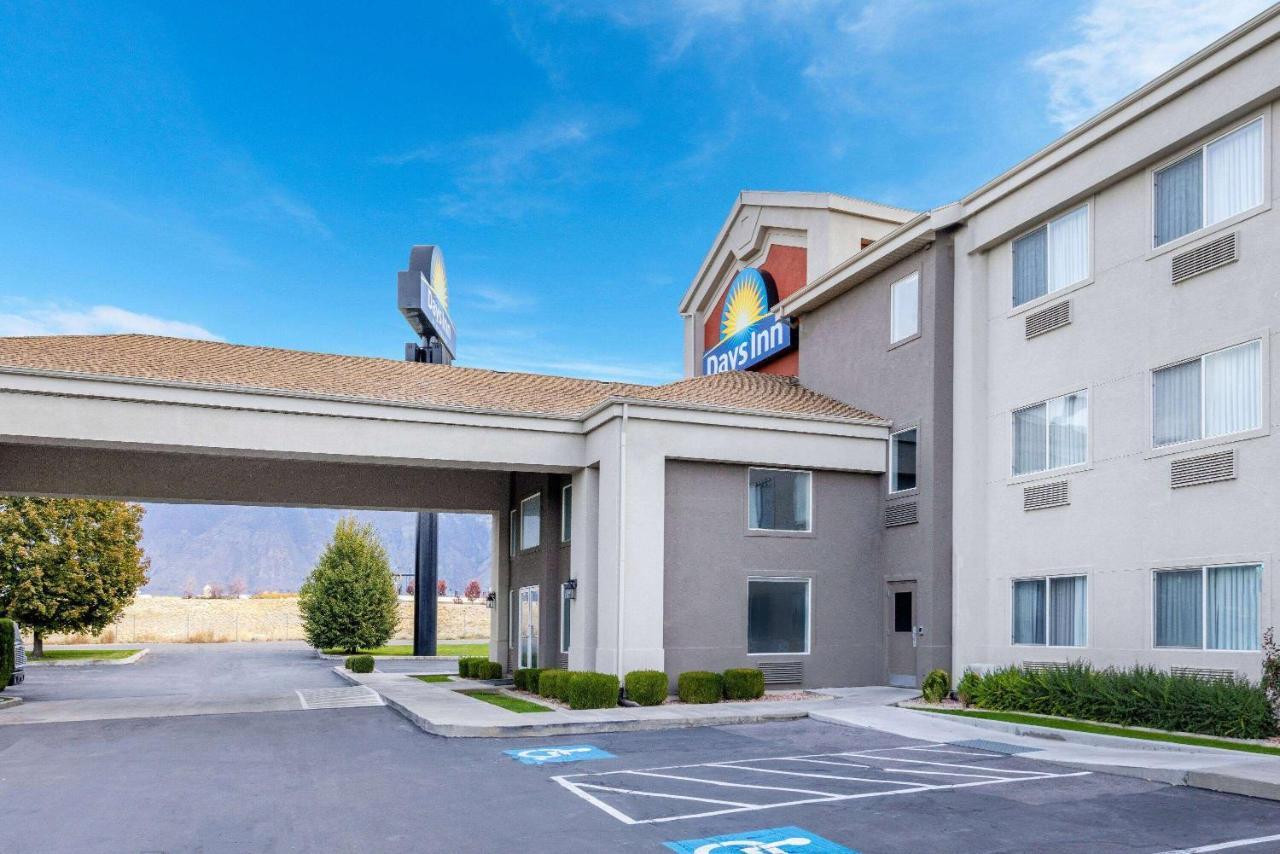 Days Inn By Wyndham Springville Exteriör bild