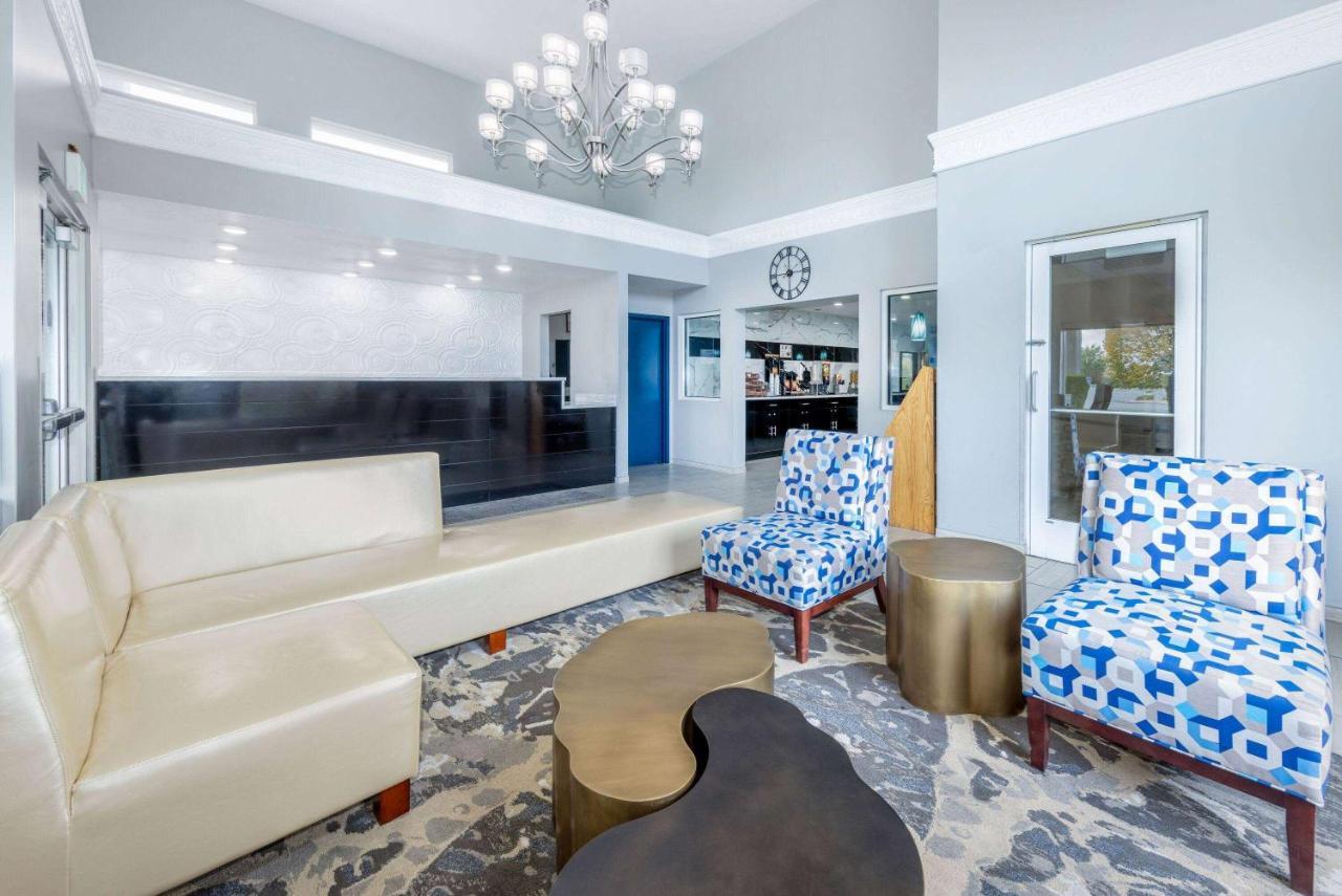 Days Inn By Wyndham Springville Exteriör bild
