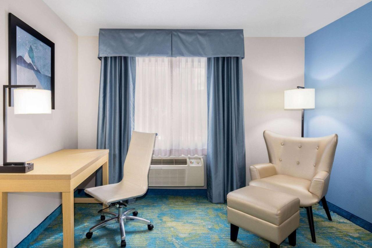 Days Inn By Wyndham Springville Exteriör bild