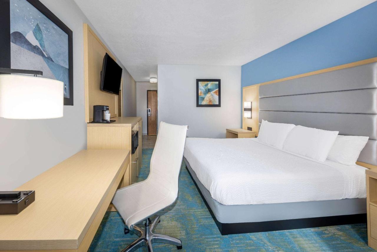Days Inn By Wyndham Springville Exteriör bild