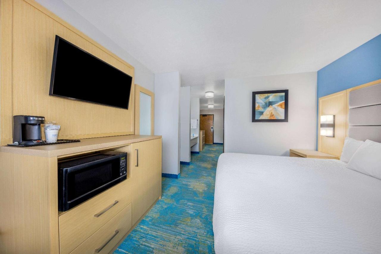 Days Inn By Wyndham Springville Exteriör bild