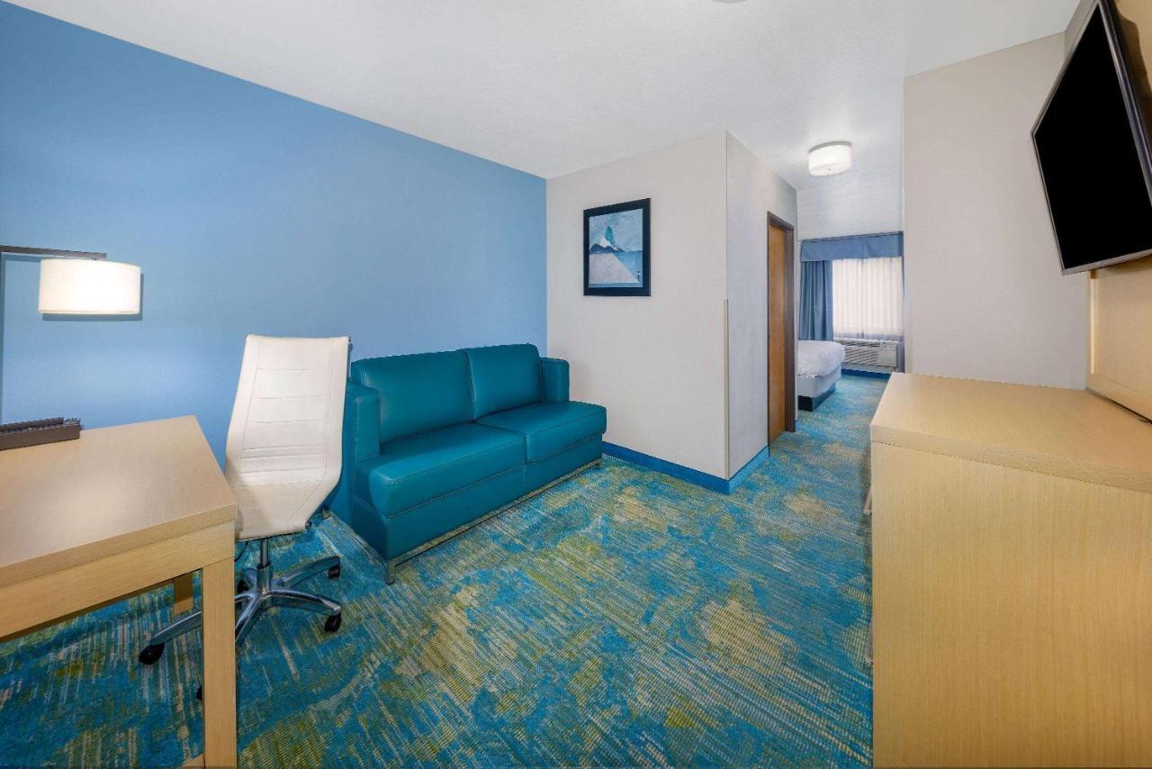 Days Inn By Wyndham Springville Exteriör bild