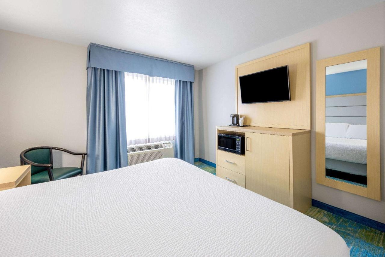 Days Inn By Wyndham Springville Exteriör bild