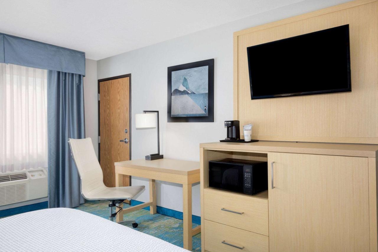 Days Inn By Wyndham Springville Exteriör bild