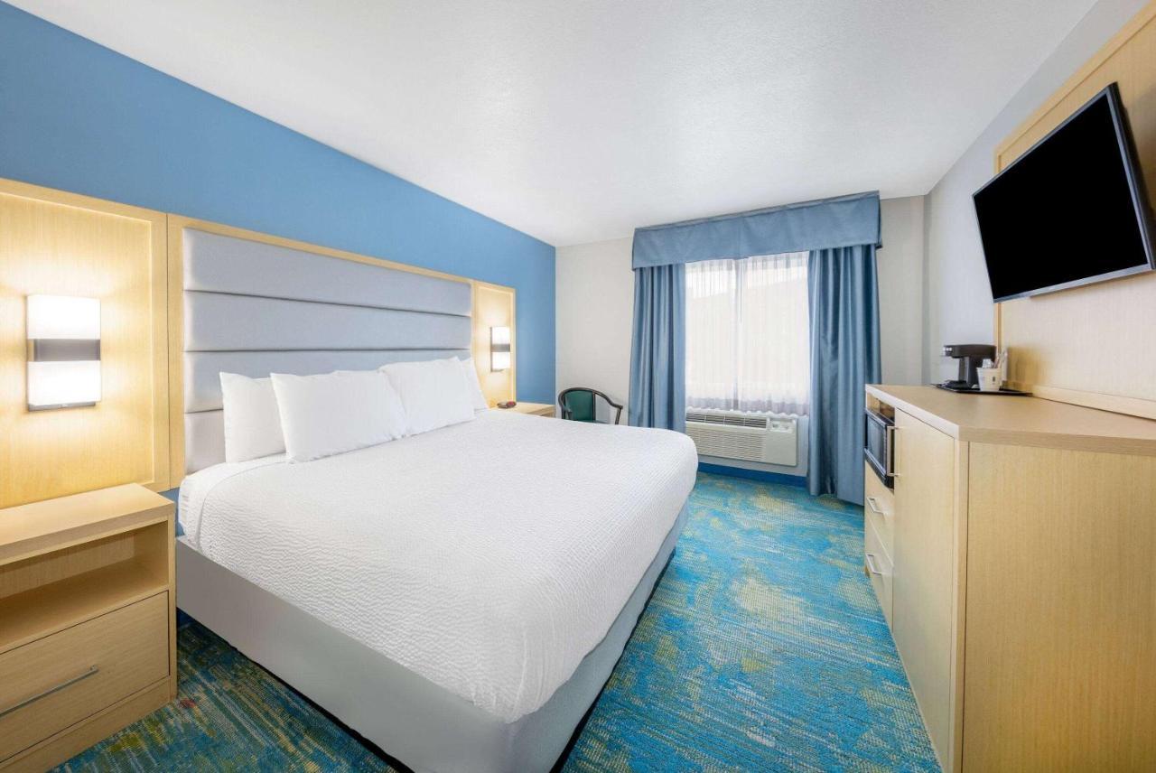 Days Inn By Wyndham Springville Exteriör bild