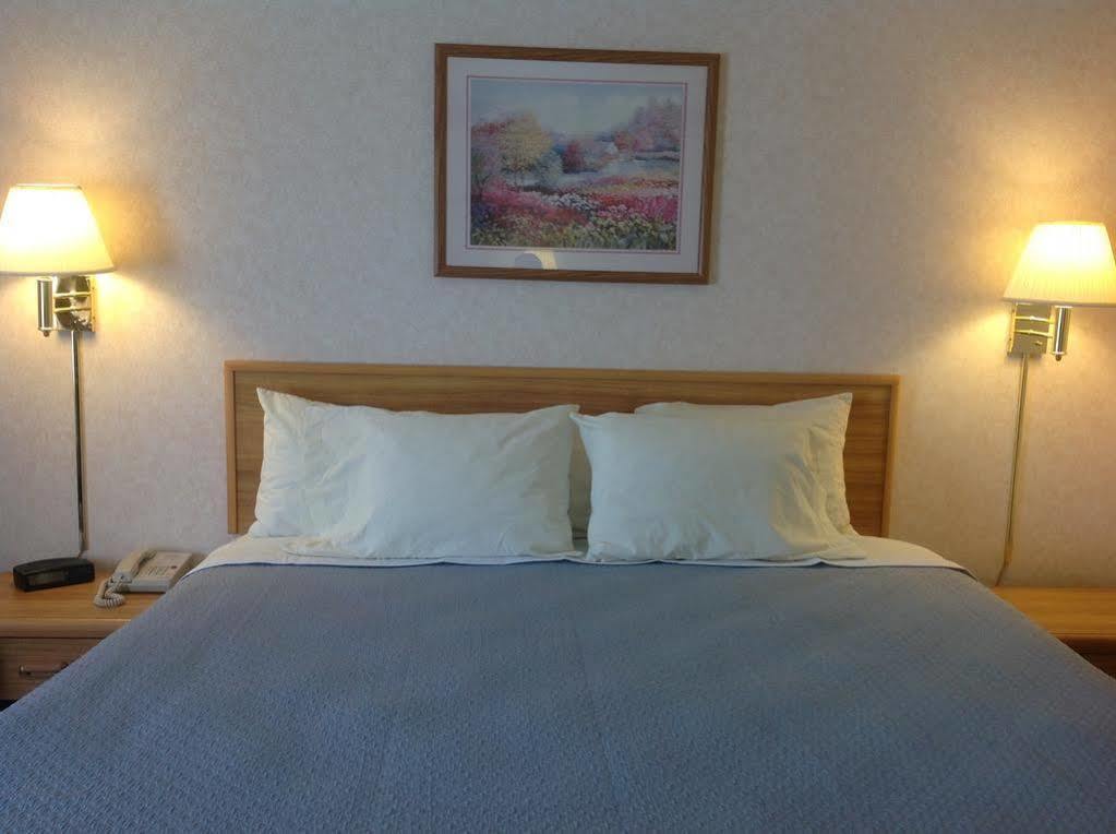 Days Inn By Wyndham Springville Exteriör bild